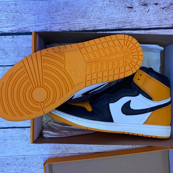 Jordan 1s Taxi - Picture 3 of 6